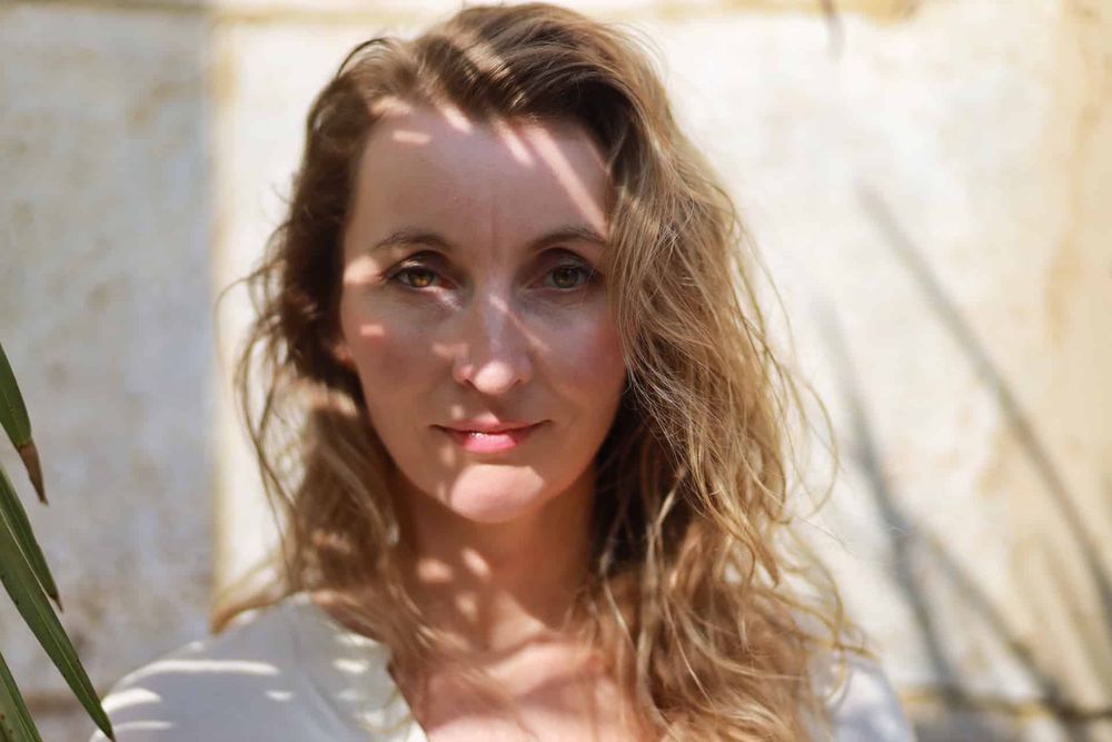 Amira Trümner mit lockigem Haar im Sonnenlicht