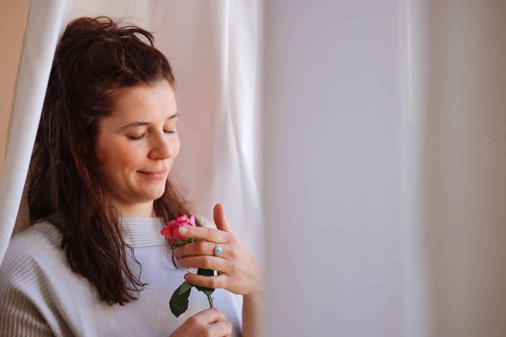 Annina Engelhardt hält eine Rose und schaut nach unten
