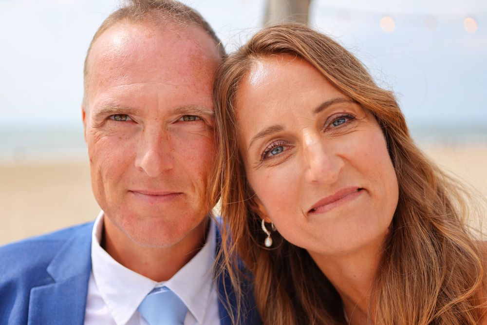 Ola und Aruna lehnen Wange an Wange am Strand