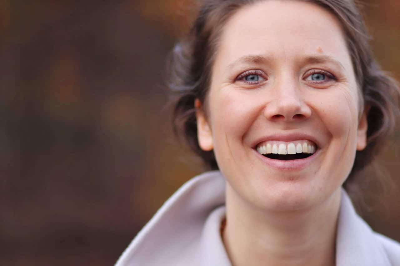 Nohila lacht herzlich in die Kamera