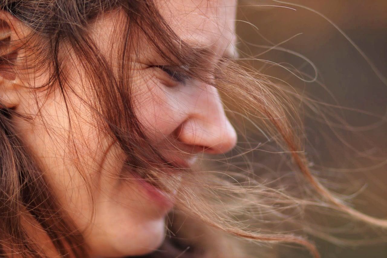 Nahaufnahme im Profil, der Wind weht Nohila die Haare ins Gesicht