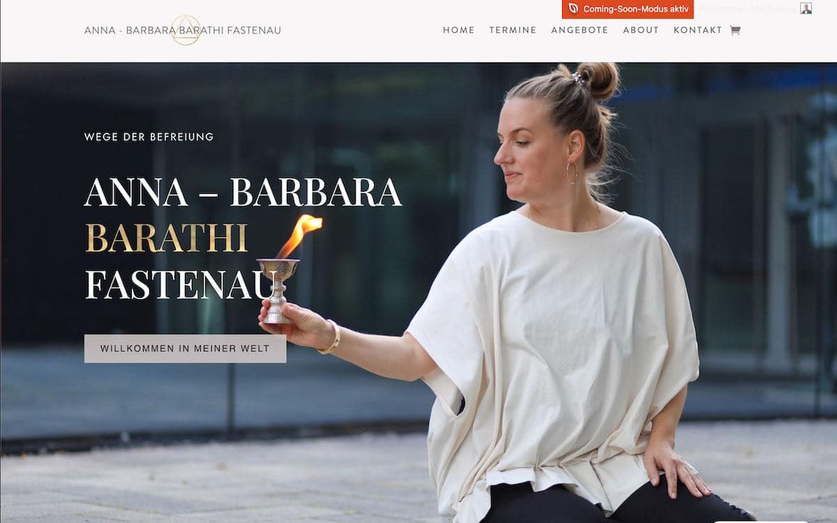 Startseite von Anna-Barbara Barathi Fastenau, sie hält eine Flamme in der Hand