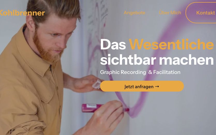Startseite von Jakob Kohlbrenner, er zeichnet mit einem Stift auf eine große Wand