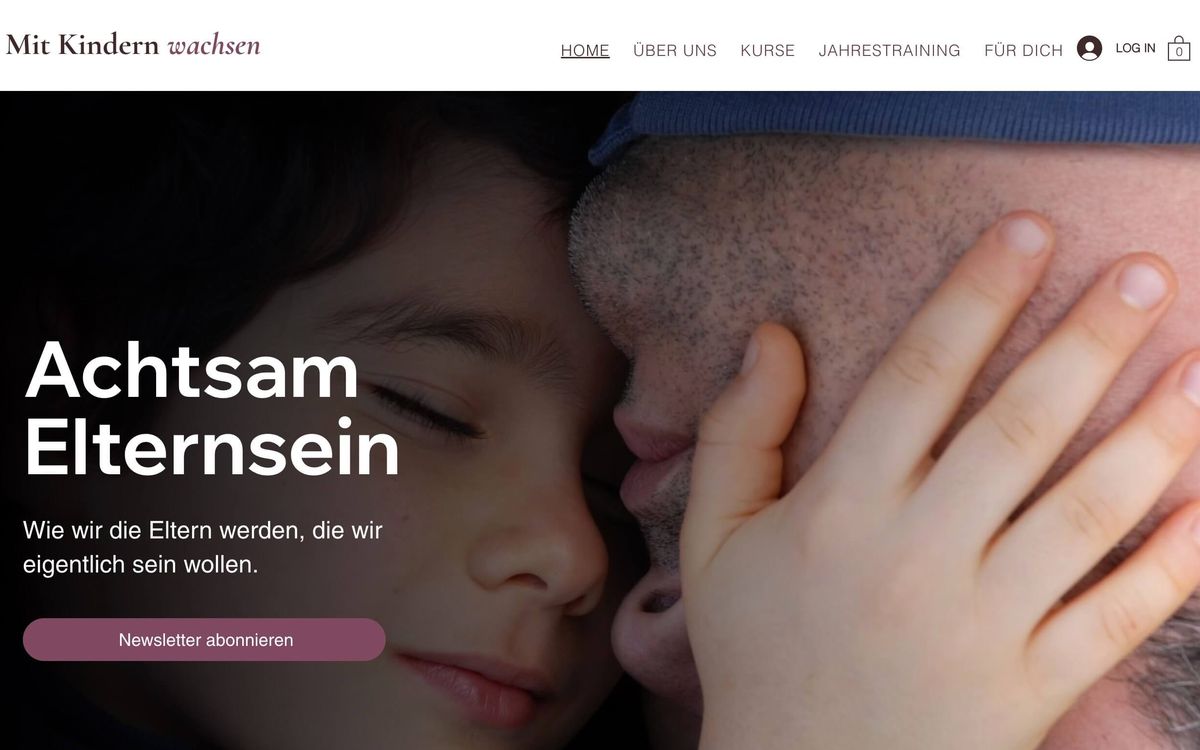 Startseite von Mit Kindern wachsen, Achtsam Elternsein, ein Kind im Gesicht eines Erwachsenen