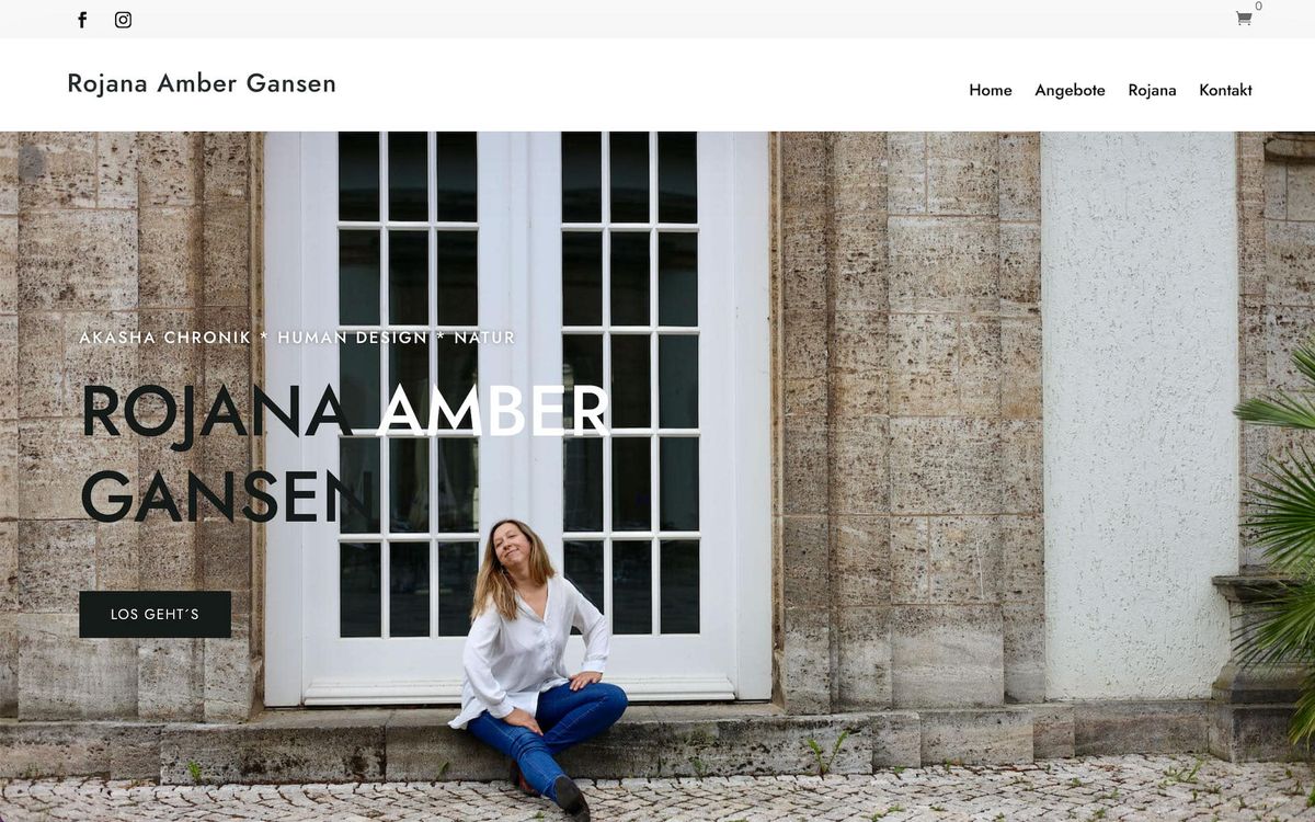 Startseite von Rojana Amber Gansen, sie sitzt vor einer hohen Tür