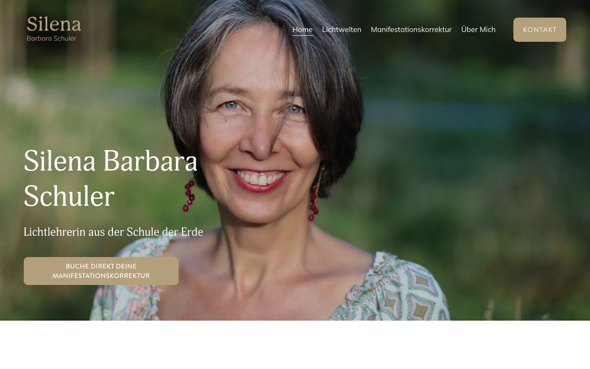 Startseite von Silena Barbara Schuler, Porträt mit Lächeln vor grünem Hintergrund