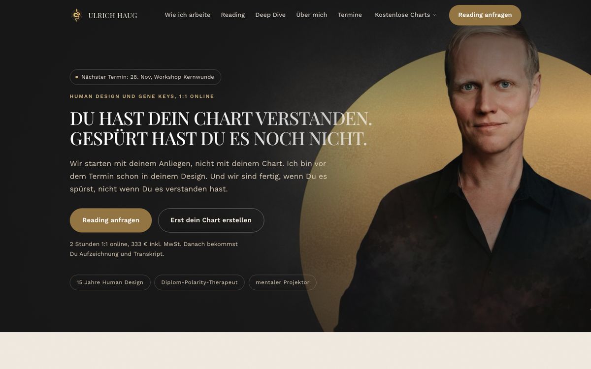 Startseite von ulrich-haug.de, Ulrich Haug vor dunklem Hintergrund mit goldenem Kreis